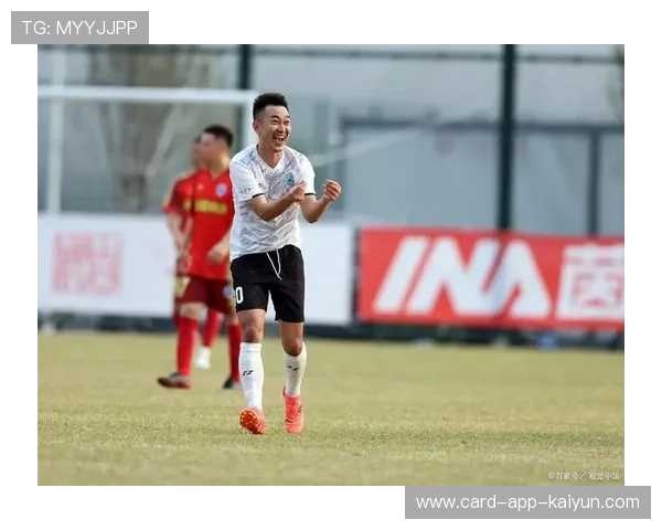 足球边裁越位判错被骂翻 足球边裁越位判错被骂翻