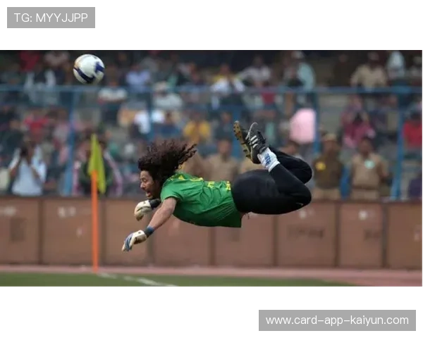 足球门将用脚救球惊呆全场 足球门将用脚救球惊呆全场