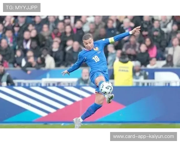 姆巴佩弧线球破网，法国前场组合攻势如风暴般来临